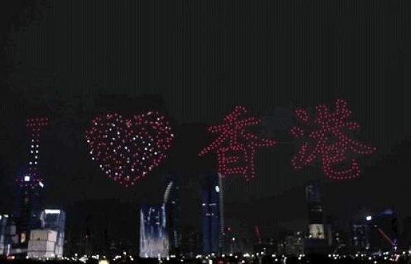 【爆火】深圳600架无人机对香港喊话我爱你中国 并为香港警察加油