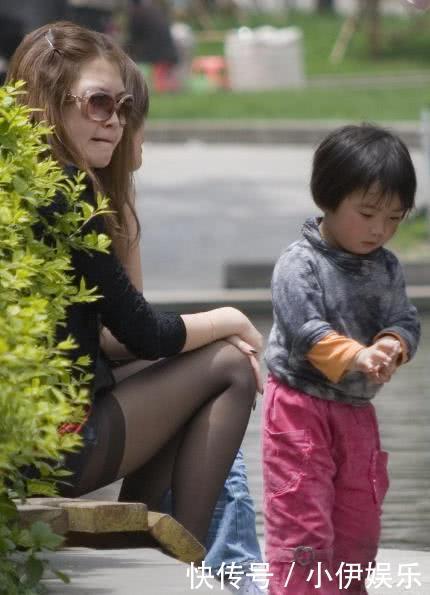 黑色上衣，红色短裤搭配黑色丝袜，让人神魂颠倒