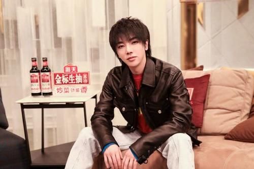  #皮衣#30岁华晨宇和20岁王俊凯，都搭配黑色皮衣，少年感不相上下！