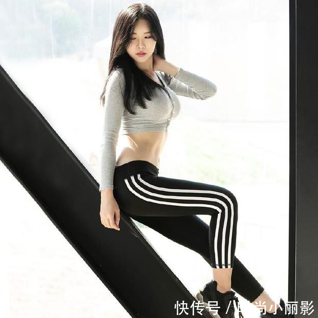 紧身打底裤：身材一级棒的美女，散发青春气息，更显年轻靓丽！