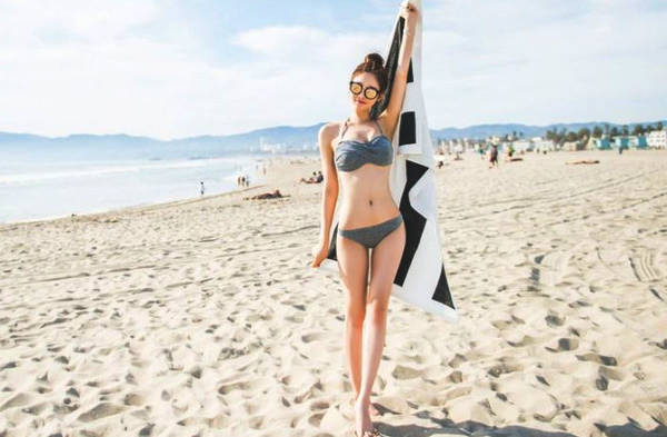 清新淡雅的比基尼美女,时尚气质让人着迷！