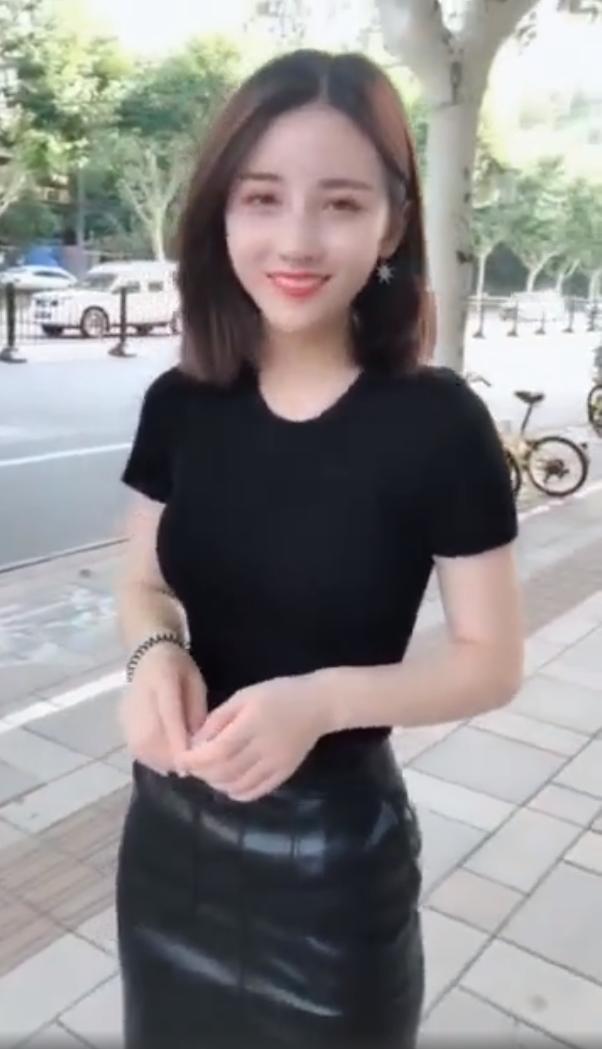 青涩的小姐姐穿上黑皮裙，成为街上的最美风景线