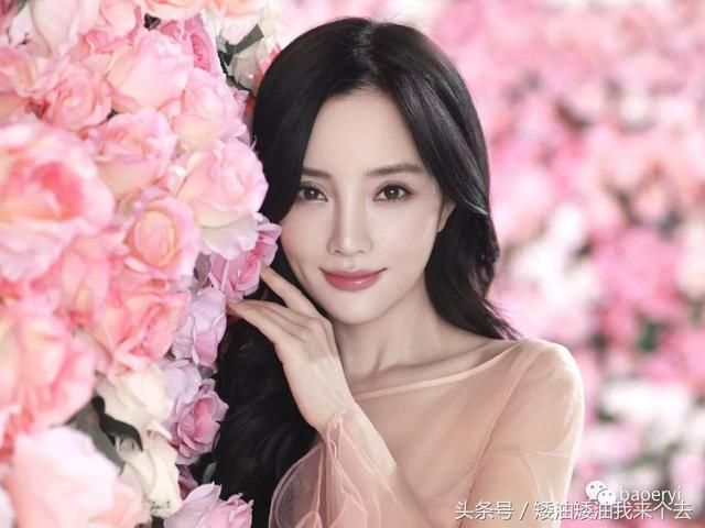 李小璐懒理贾乃亮，抢着当曹云金干妈？工作人员辟谣：图是P的