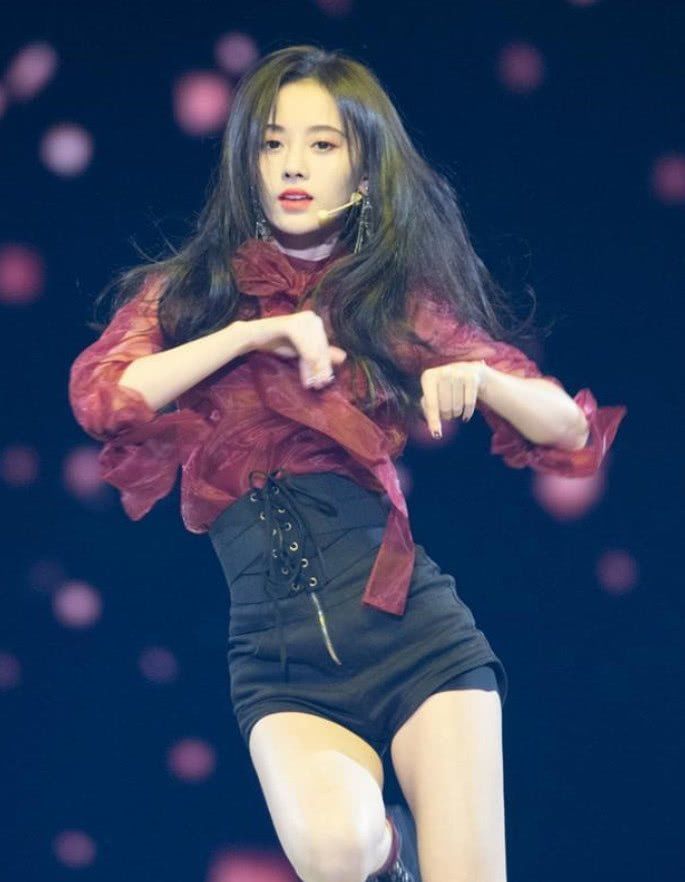 鞠婧祎为了显高拼了，居然将裤腰拉到胃?却因一双袜子秒变矮!