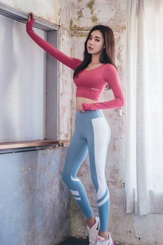 街拍，身材丰满的女神穿背心配短裤，又潮又有范，大长腿靓丽吸睛