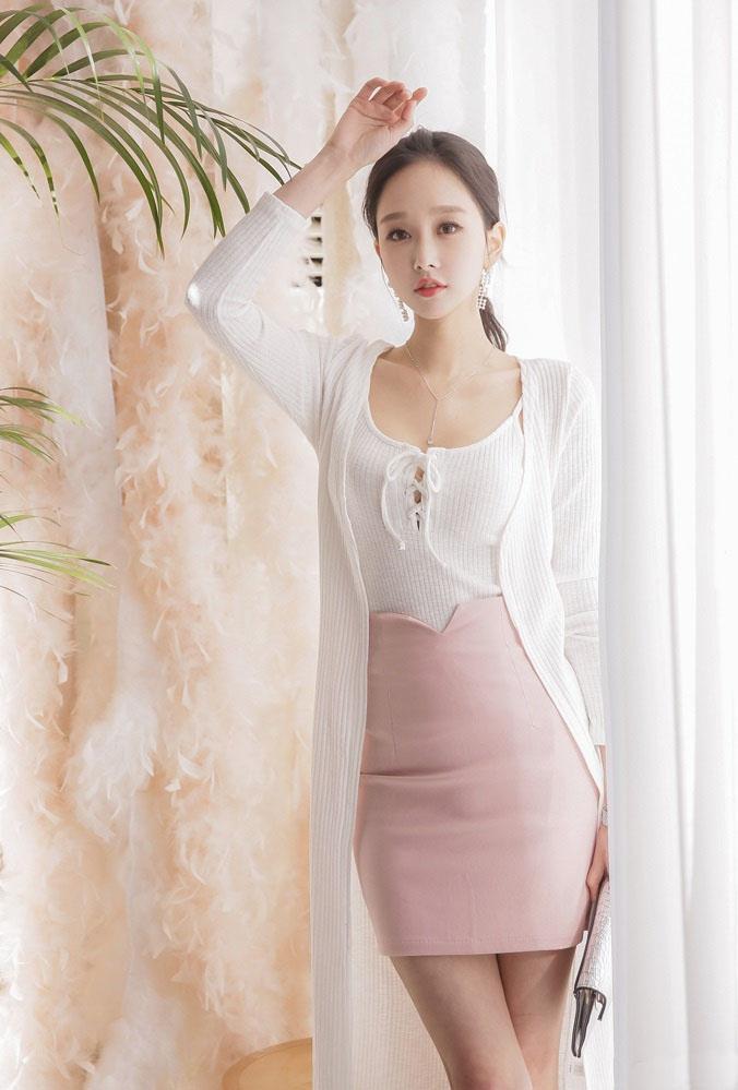 简约时尚的搭配，小姐姐既时尚又显身材，一举两得