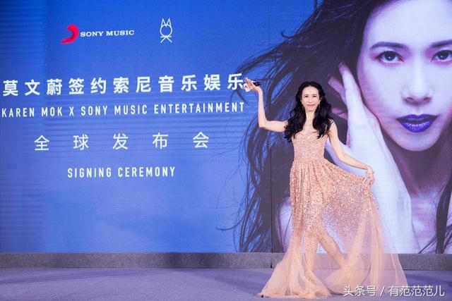 48岁莫文蔚穿亮片裙优雅现身,不想风一吹好尴尬,网友:真够疯狂