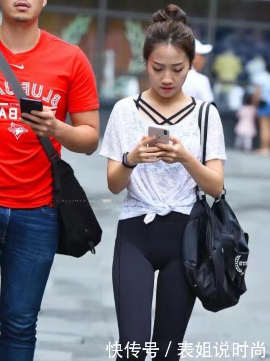 小姐姐与男友最萌身高差，说话都的俯视着惹笑路人，黑色紧身裤却