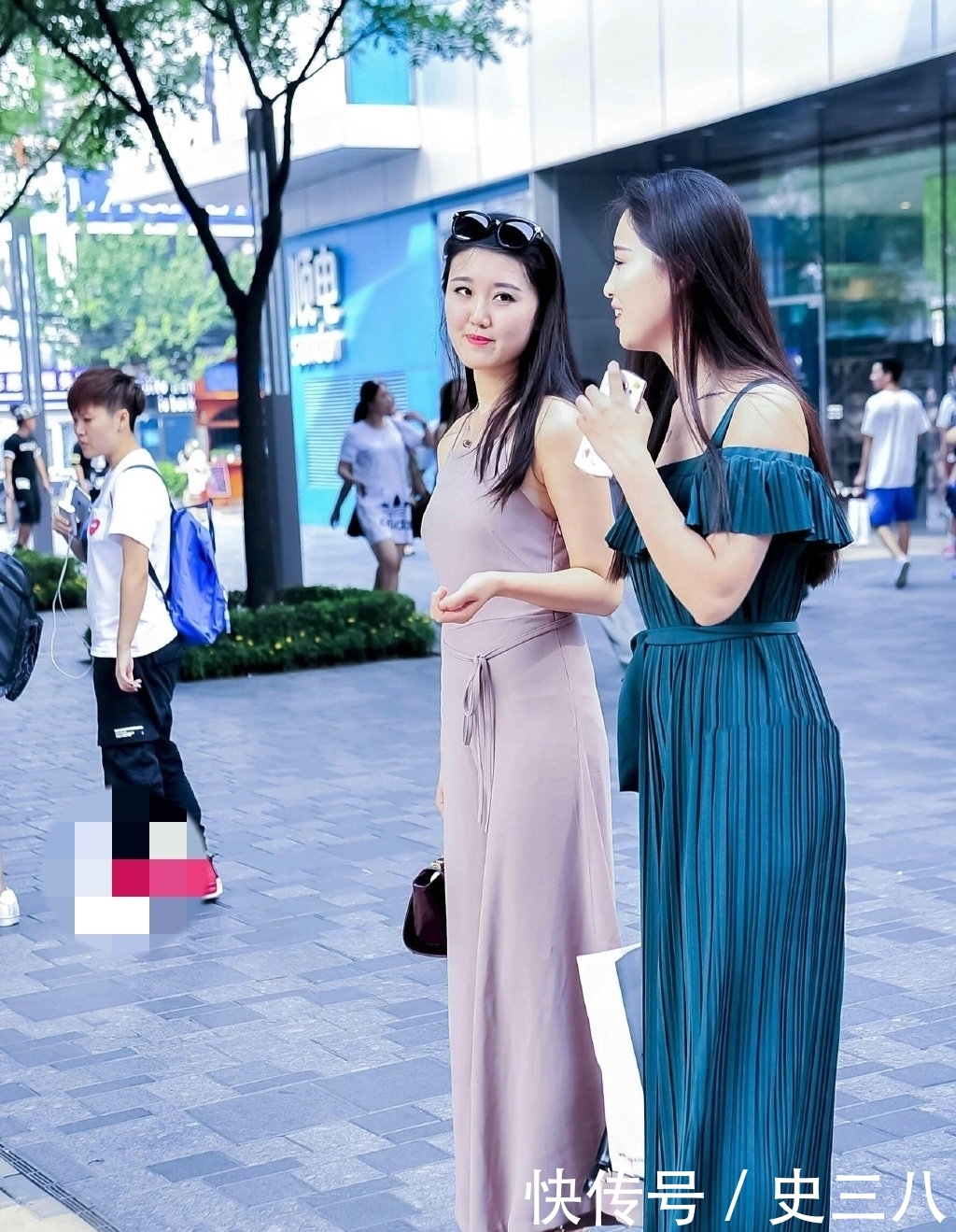 漂亮@两位漂亮的美女,站立街头宛如一对姐妹花,性感优雅