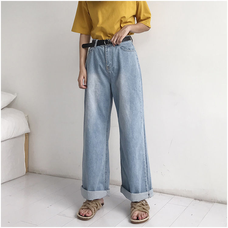 女生不要总穿裙子了，经典的牛仔裤百搭时尚，让你更有魅力