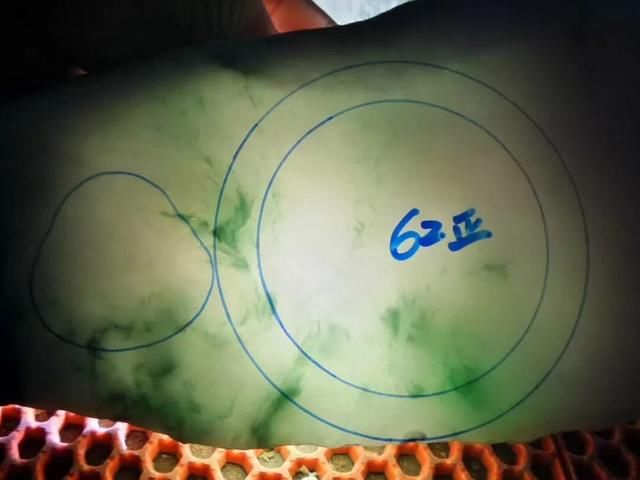 惊心动魄木那赌石，一刀切出8条飘花手镯，转手就卖100万！