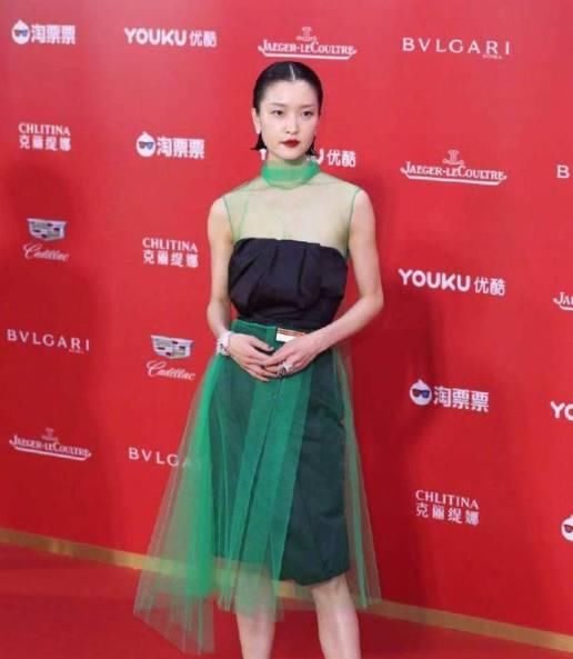 马伊琍胆子真大！穿过季礼服走红毯，竟然比杜鹃陶虹还美！