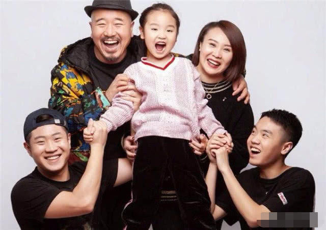 "刘能"全家福,女儿让人羡慕死,儿子更帅,老婆原来是她