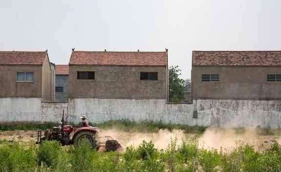 农村大爷20万建房60万卖给城里人，称不知该进城还是下乡