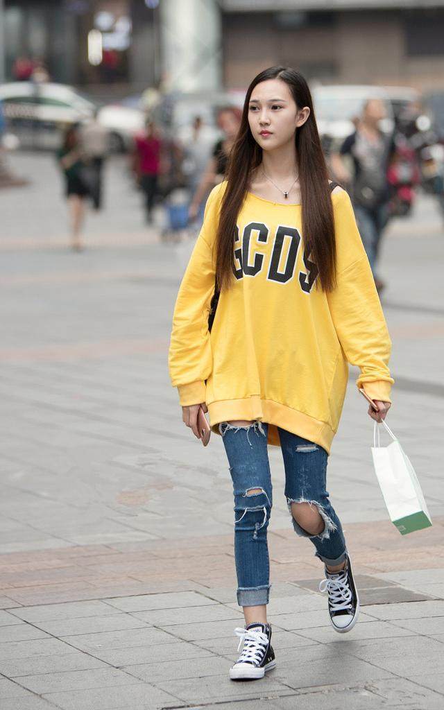 街拍：穿着清爽干练的小姐姐，青春靓丽有活力！