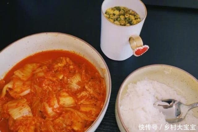 「活该」宋妍霏晒自拍“马甲线”抢镜,看到她吃的饭瞬间清醒:活该我胖!