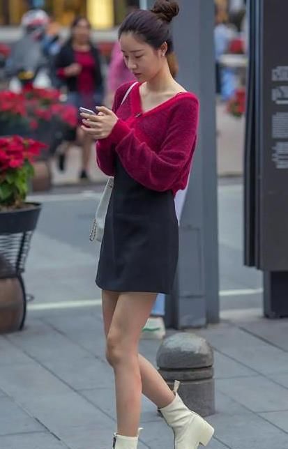  气质■街拍：名嫒美姝的美女，一件黑色毛绒外套配牛仔裤，时尚达人气质