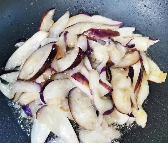 『色香味』红烧茄子,这样做拿肉不换,色香味俱全