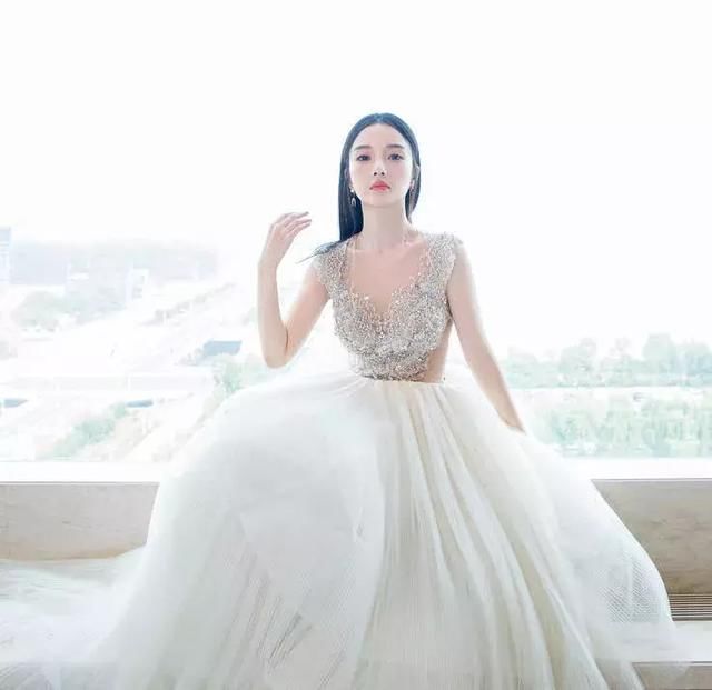 李小璐清凉打扮现身甜馨学校，大秀火辣身材，网友：真的敢穿