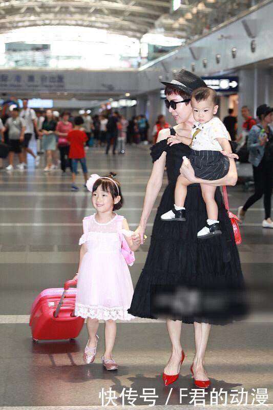 阔太金巧巧也不易！穿露肩裙出行还单手抱娃，贤妻良母的典范