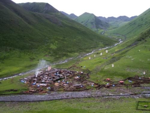 实拍四川莫斯卡：被称为中国最后的秘境村落，人与动物和谐相处