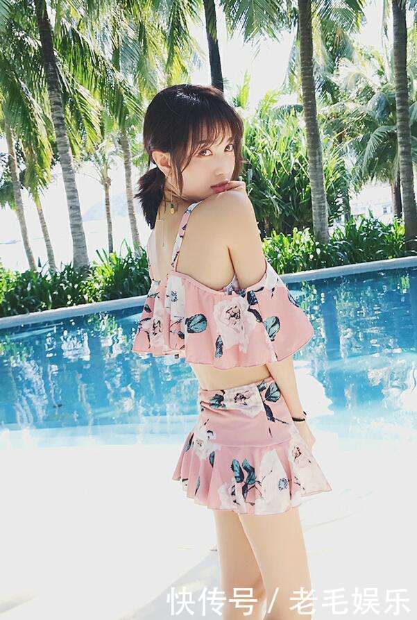 个性吊带的小姐姐, 青春活泼又迷人, 显现出元气少女的魅力!