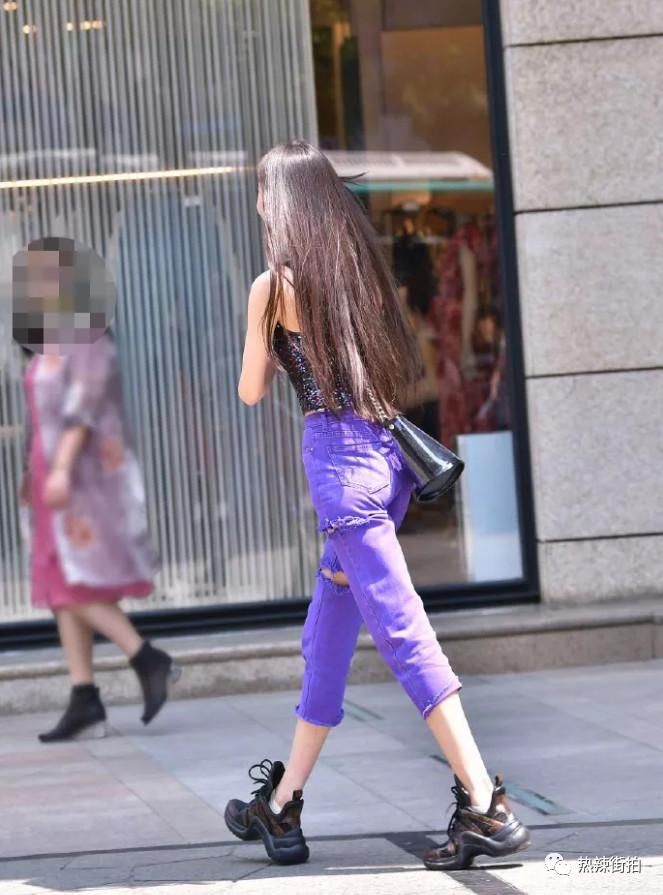 街拍:吊带闪亮的美女，是你喜欢的类型吗?