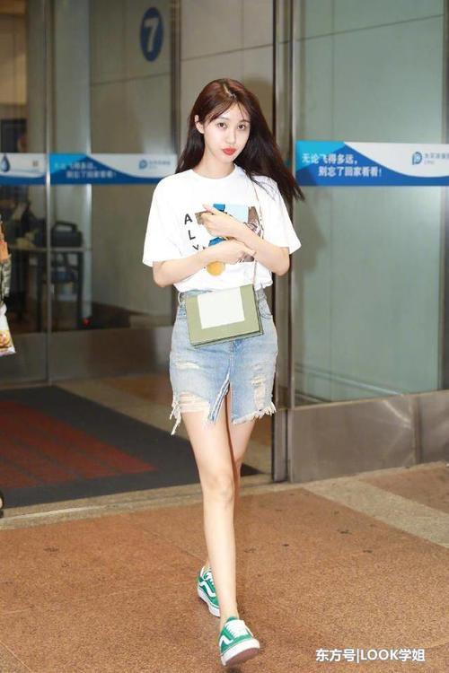 李菲儿为了赶时髦,牛仔短裙开衩秀美腿,网友:黄晓明后悔了吗