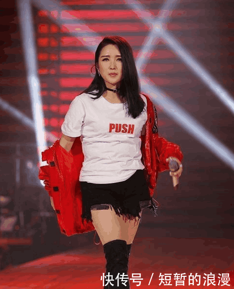 何洁现机场, 破烂裙子惹争议, 网友: 分分钟想扯掉下面那根绳!