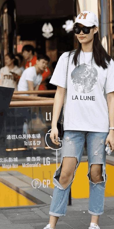 时尚姑娘的牛仔裤怎么就没有一件是完好的呢?