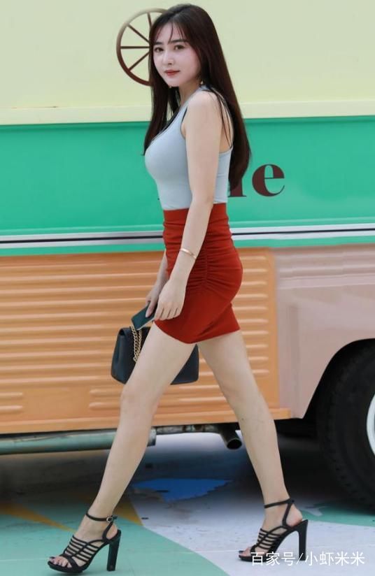 街拍短裙美女，大长腿太漂亮了，就算不涂口红也很美！