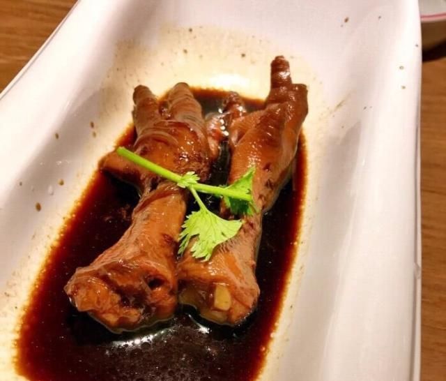 配一汤■闺蜜二人逛街吃东北大酱骨：配一汤六菜，大盆面，这你猜多少钱