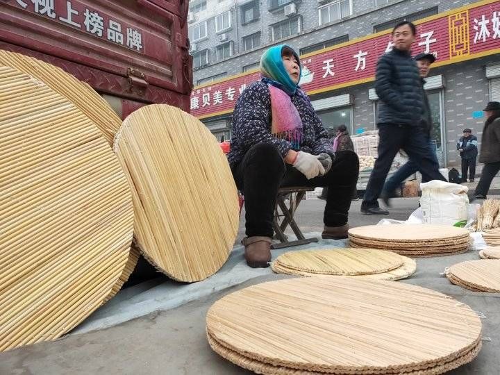  「手工」72岁大娘集市上卖自己手工制作的盖垫，现在不多见了