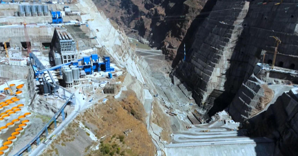 四川境内建设继三峡工程后的全国第二大水电站，十万居民集体搬迁