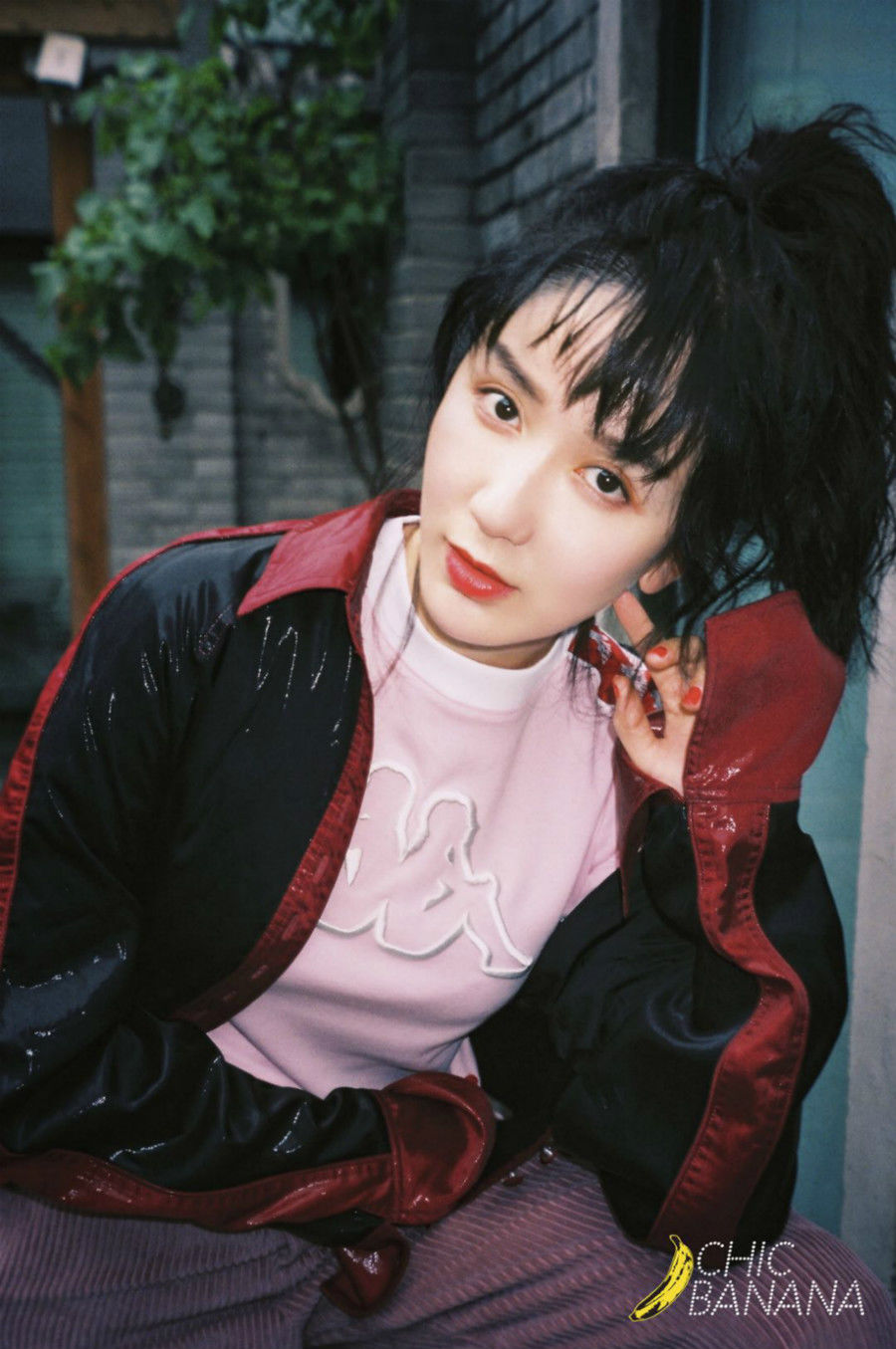 娄艺潇独家高清街拍大片海量出炉，眼神勾人