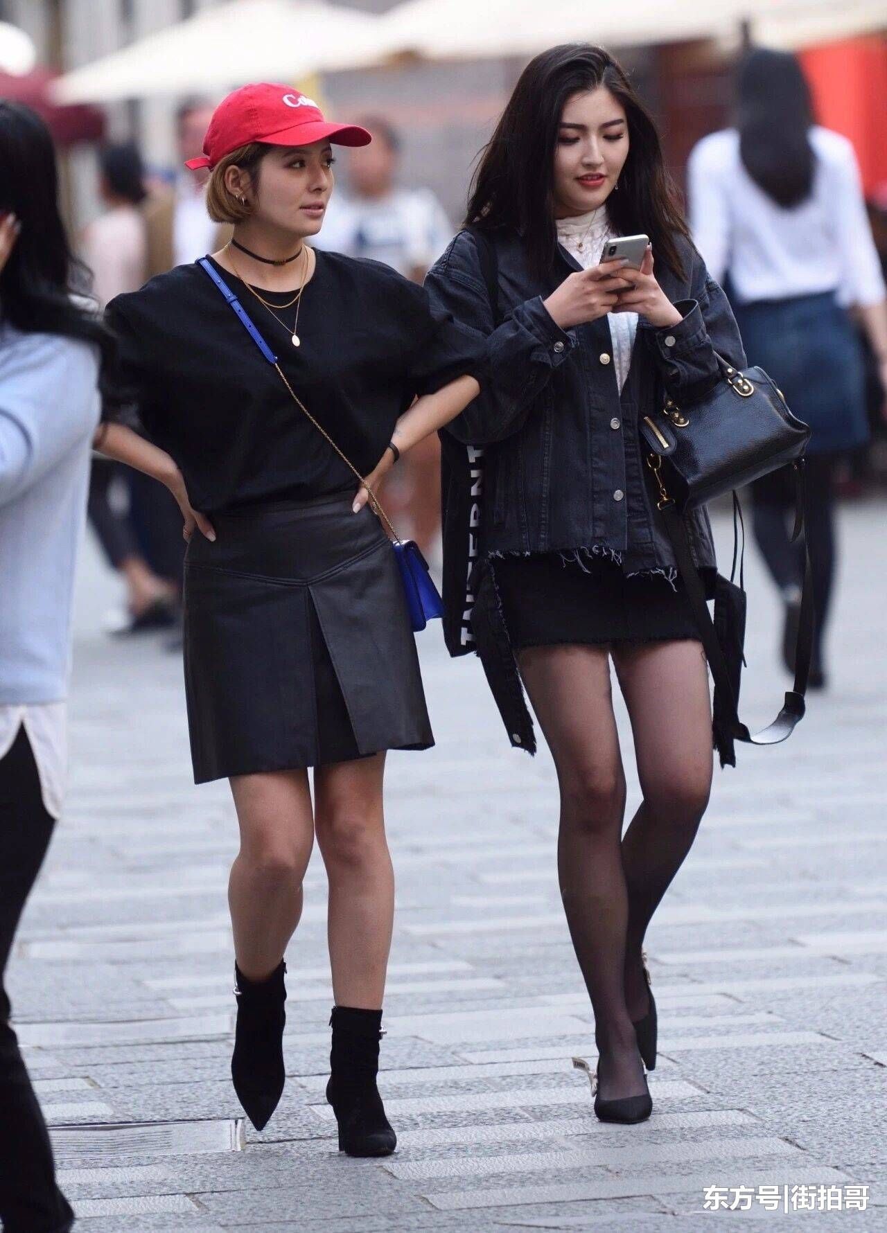 街拍哥：颜值高，也不失气质，动人甜美的性感黑丝袜小姐姐