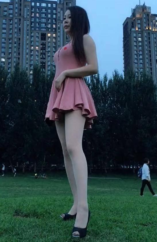 街拍：公园草坪上的肉丝袜小姐姐，空有一副御姐身材，没好好利用