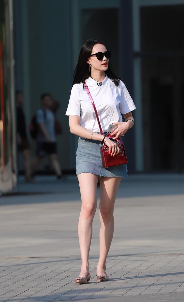 美女街拍：独特美丽白嫩脸蛋，身材无可挑剔！