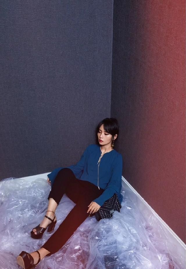 周笔畅真霸气！黑色高腰皮裤穿出1米8大长腿，网友：恨天高太抢镜