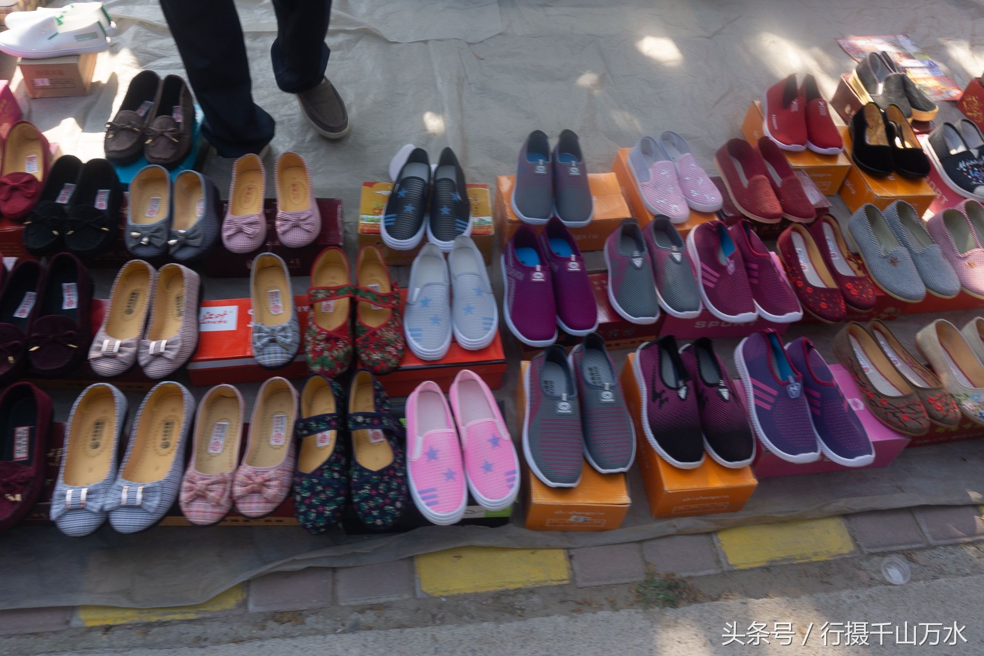 夏日农村大集上的服装摊,价格便宜却少人问津,生意不好做了