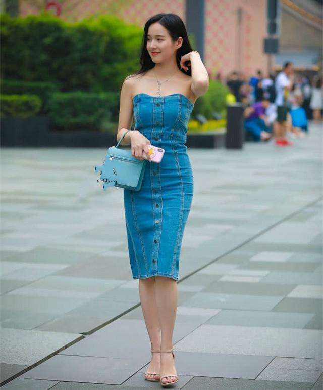 街拍：粉色凸显“小公举”气质，一阵清风小大长腿躲不住!