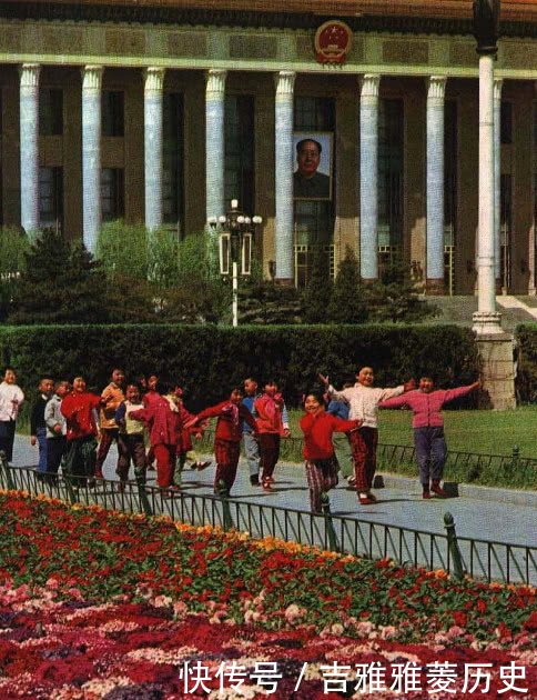 老照片：1974年的天安门广场 全国各族人民向往的地方