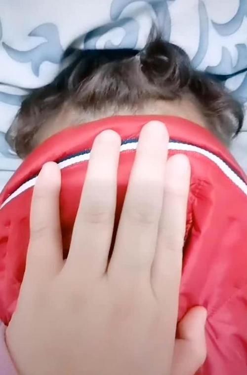 气质：宝妈吐槽儿子“脑门大”，额头占了一半脸，网友：还以为是后脑勺