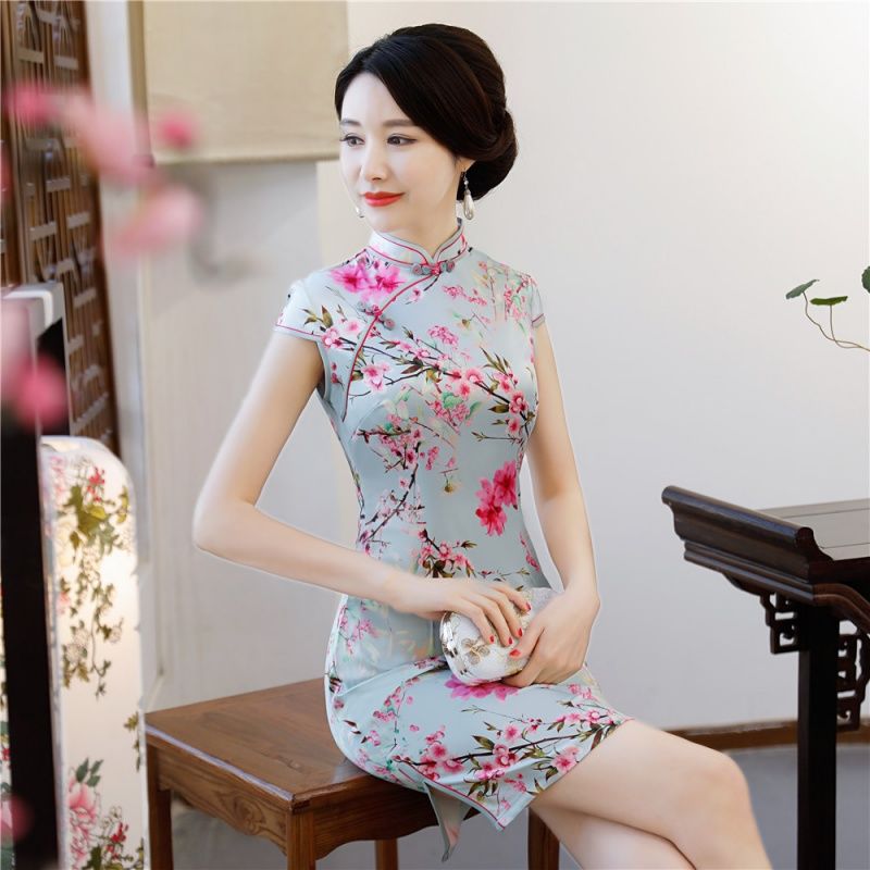 亭亭长玉颈，款款小蛮腰，这是旗袍的美!50岁妈妈穿，笑颜如花