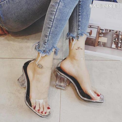 夜店女王不能少的透明高跟鞋，拉长双腿线条，展现纤细玉足