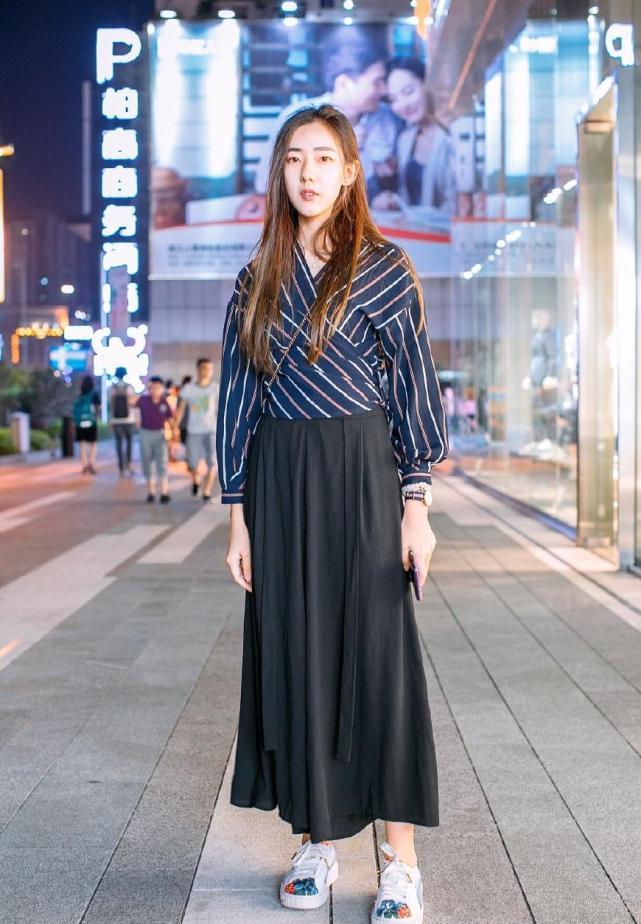 街拍：假如花5万追女生，图3辣妈和图4小美女，谁能追到手？