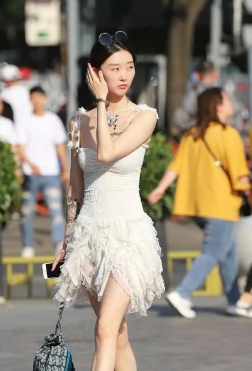  [小姐姐们]经典白沙裙配墨镜“挂头” 完美公主风 让人自信又美丽