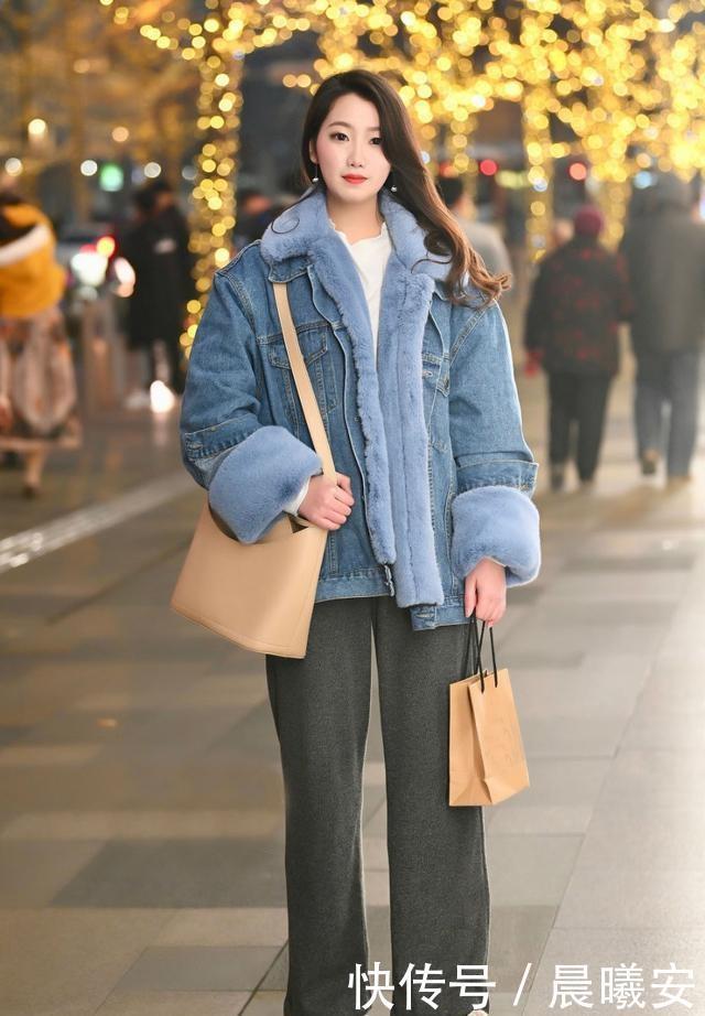  『尽显』街拍高挑的小姐姐，搭配白色的打底裤和黑色外套，尽显好身材
