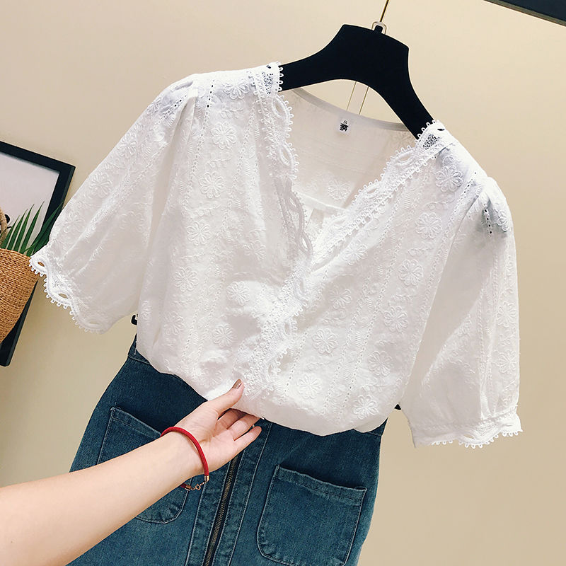 出去玩，穿裙子不方便!45岁婆婆穿这小衫，配萝卜裤，美过风景