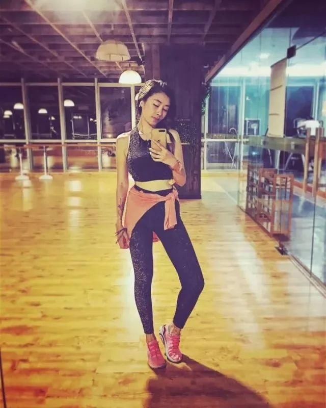 求你，不要再穿那么丑去健身房了!